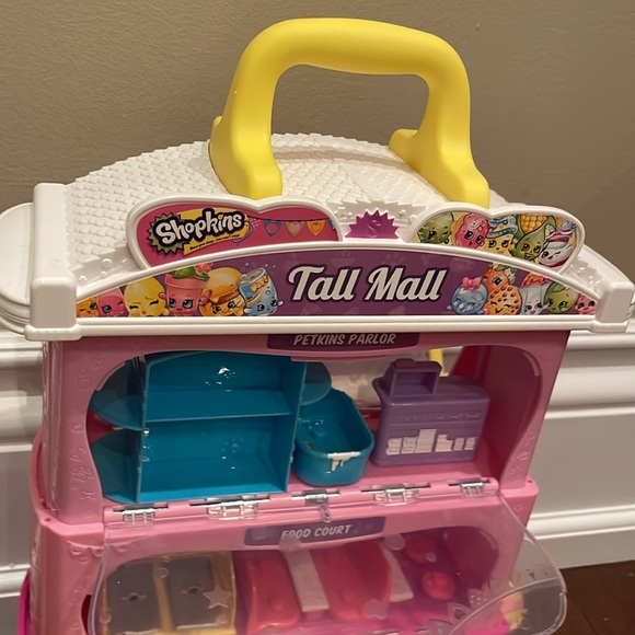 Shopkins Tall Mall with Carrying Case - Picture 2 of 9